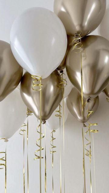 30 Helium Balloons (White & Gold)